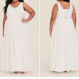 Torrid Special Occasion Ivory Jacquard Sweetheart wedding gown dress size 18